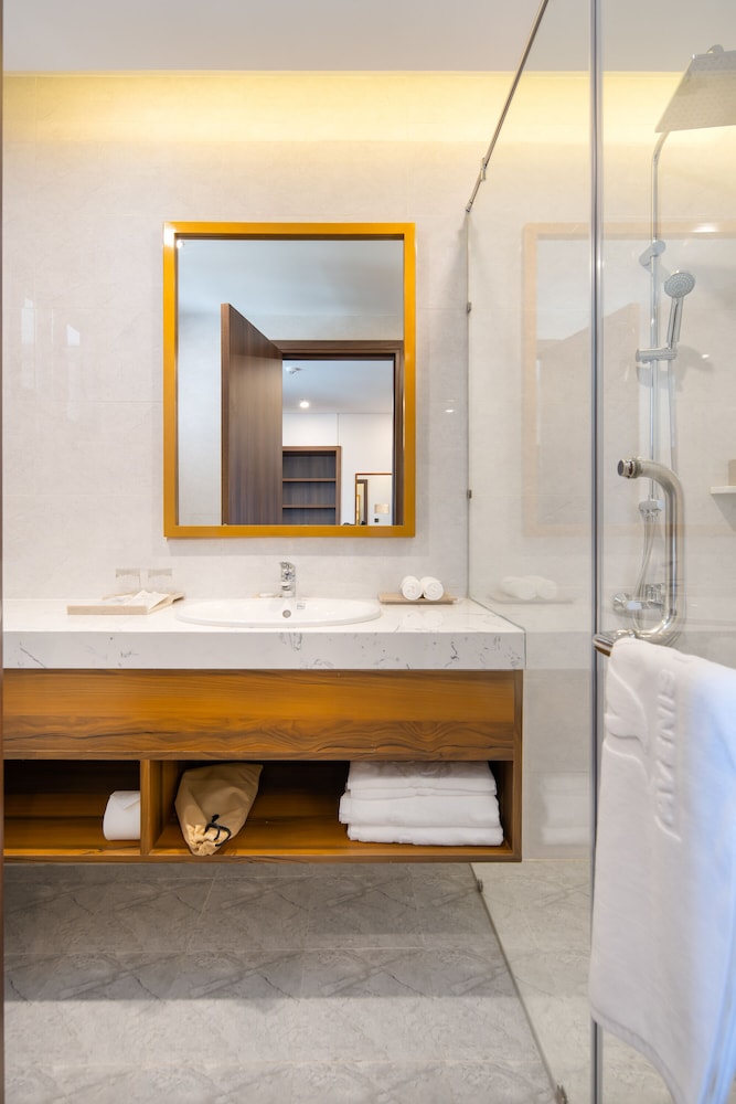 Avenis Hotel 36/37