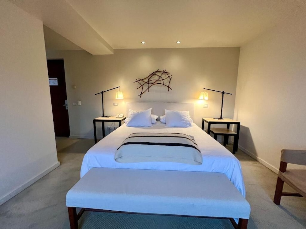 Superior, Queen Bed, Partial Lake View