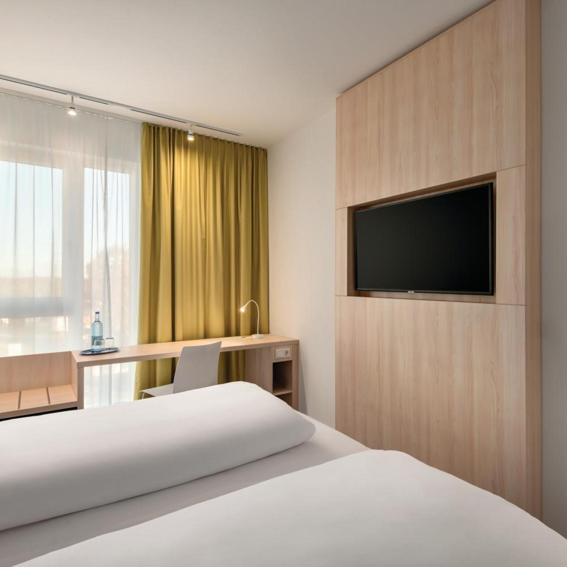 Adjoining, Standard, Double Bed، Super 8 by Wyndham Augsburg 3/5