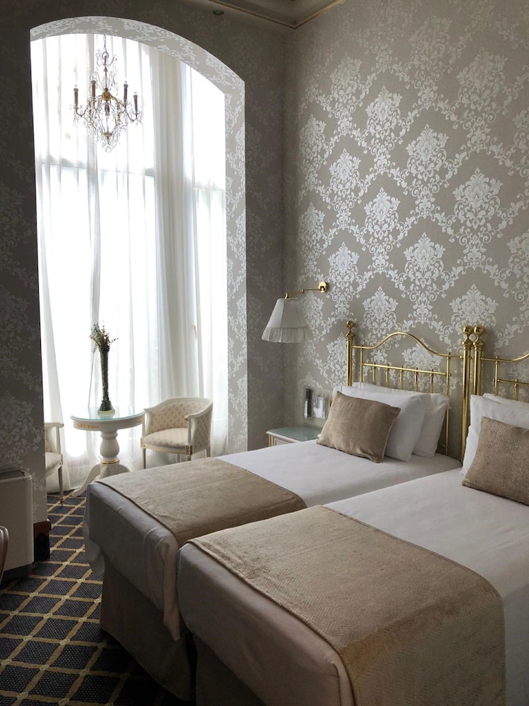 DELUXE, DOUBLE OR TWIN BED