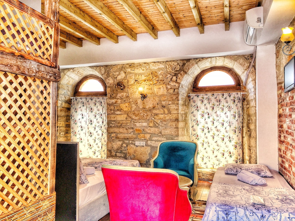 Parmis Boutique House 5/50