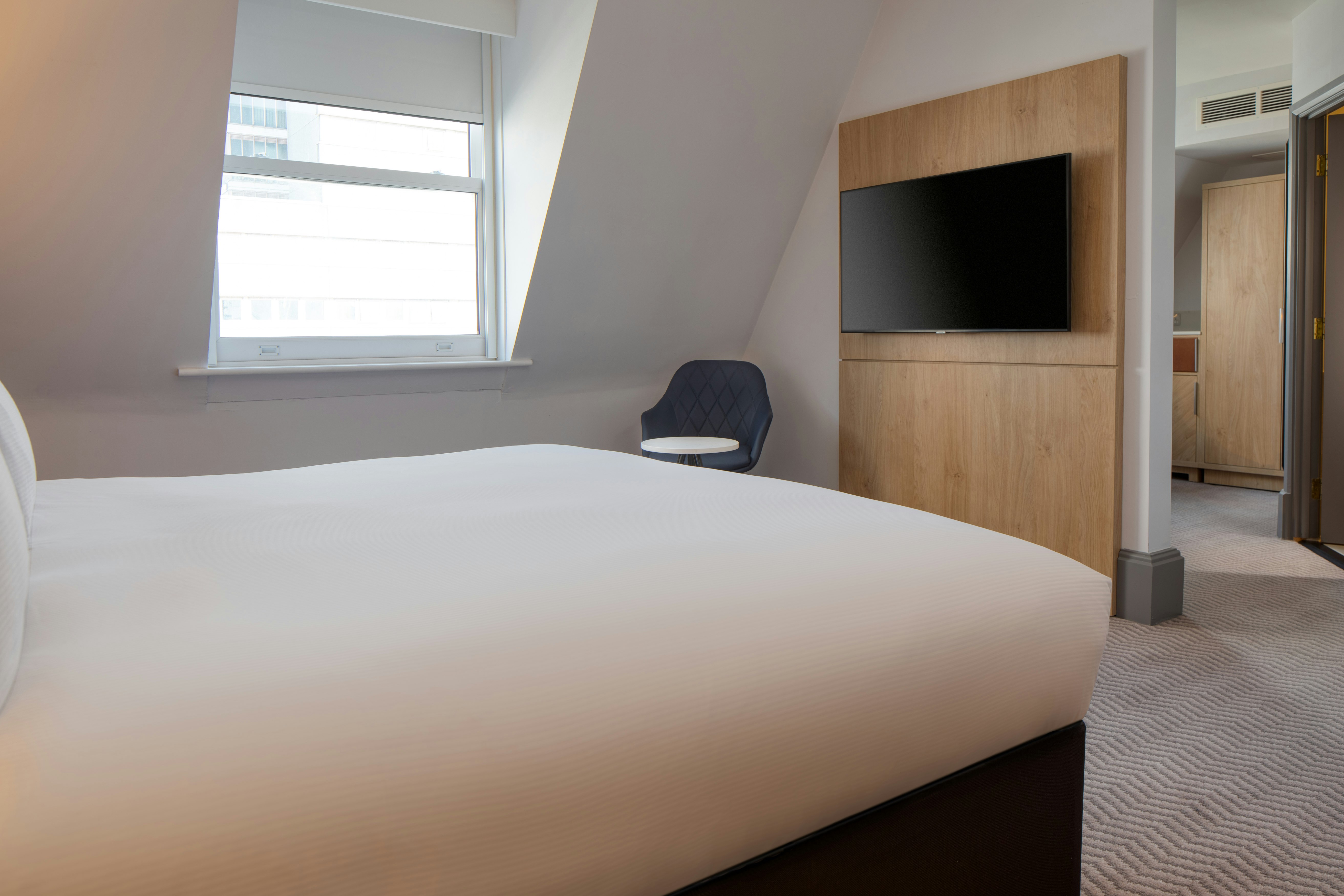 DELUXE, KING BED