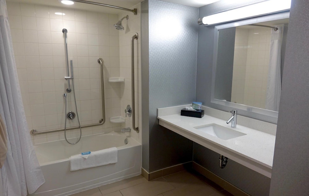 Holiday Inn Express Suites Oshawa Downtown Toronto Area 16/56