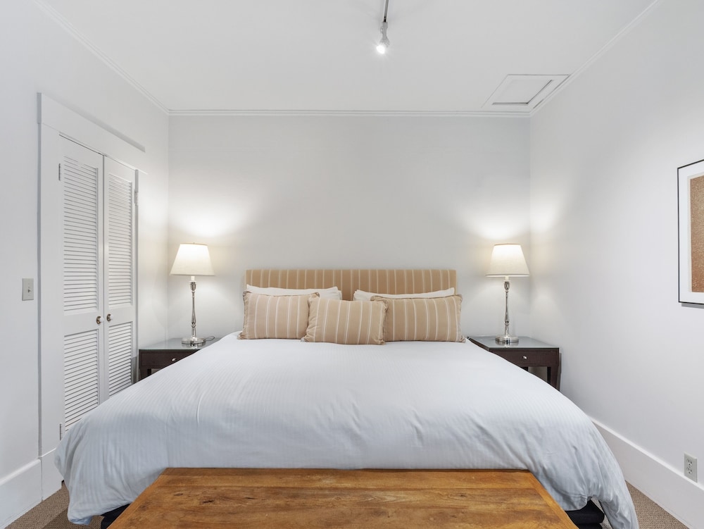SUPERIOR, COTTAGE, KING BED, JETTED TUB, GARDEN AREA