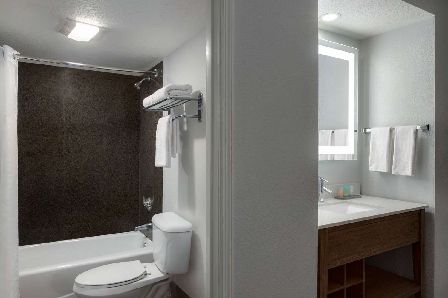La Quinta Inn & Suites by Wyndham Oceanfront Daytona Beach 21/23