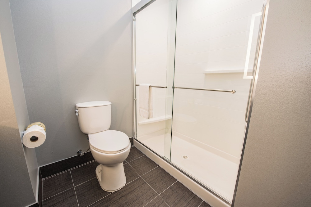 جناح بسرير كينج بغرفة نوم واحدة، Holiday Inn Express Suites Houston Se Airport Area 7/10