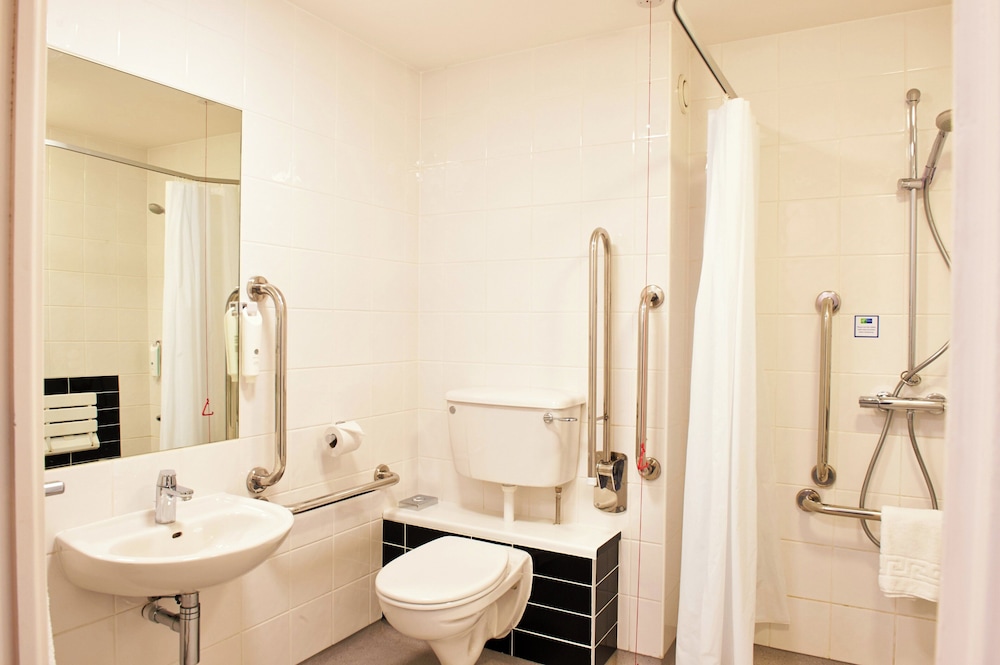 Holiday Inn Express Manchester Airport 69/74