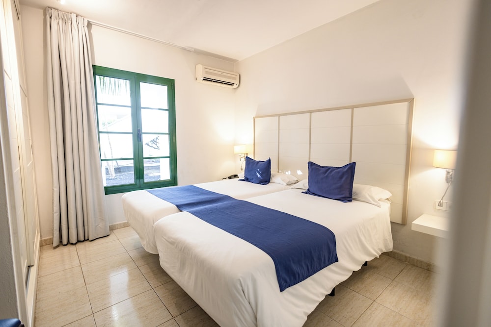 1 Bedroom, Classic, Apartment, Single, Twin Beds, Pool View, Sofa, Terrace