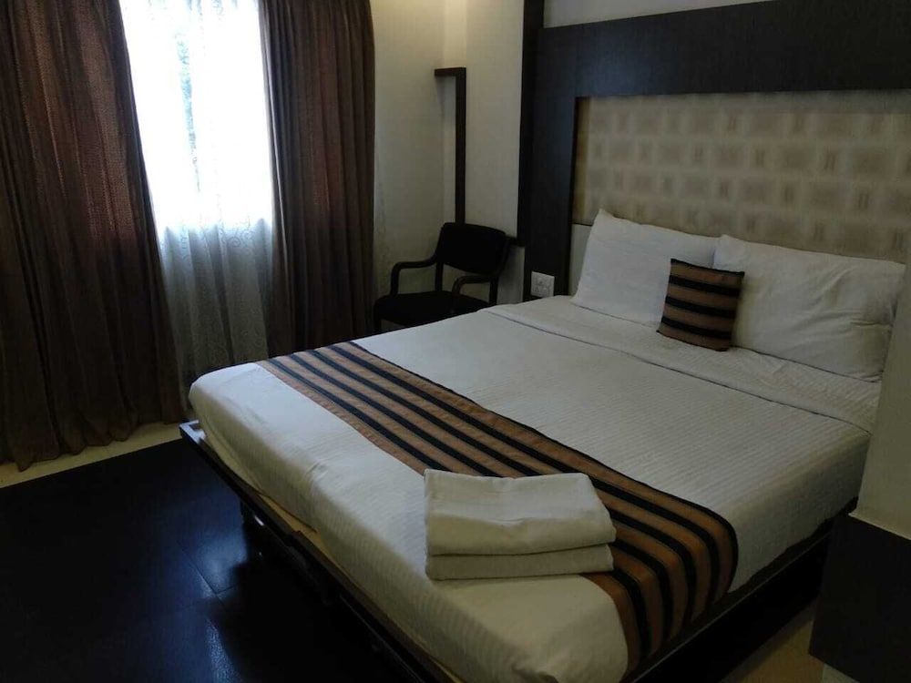 OYO Premium Mysore MG Road 13/25