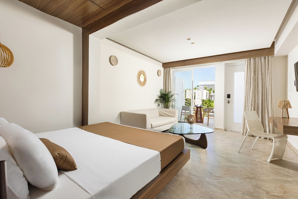 DOUBLE ROOM POOL VIEW