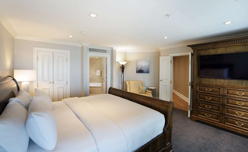 Madison Beach Hotel, Curio Collection by Hilton 22/88