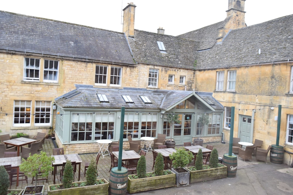 Noel Arms Hotel 2/49