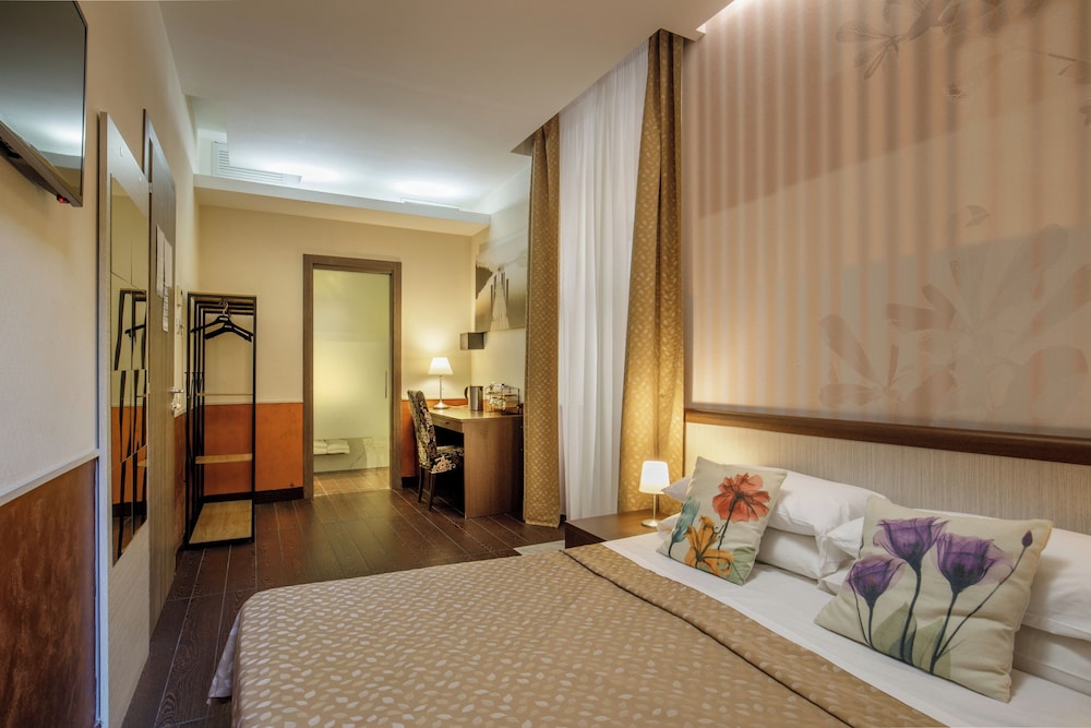 غرفة قياسية بسرير مزدوج أو سريرين منفصلين بشرفة، corso grand suite 4/7