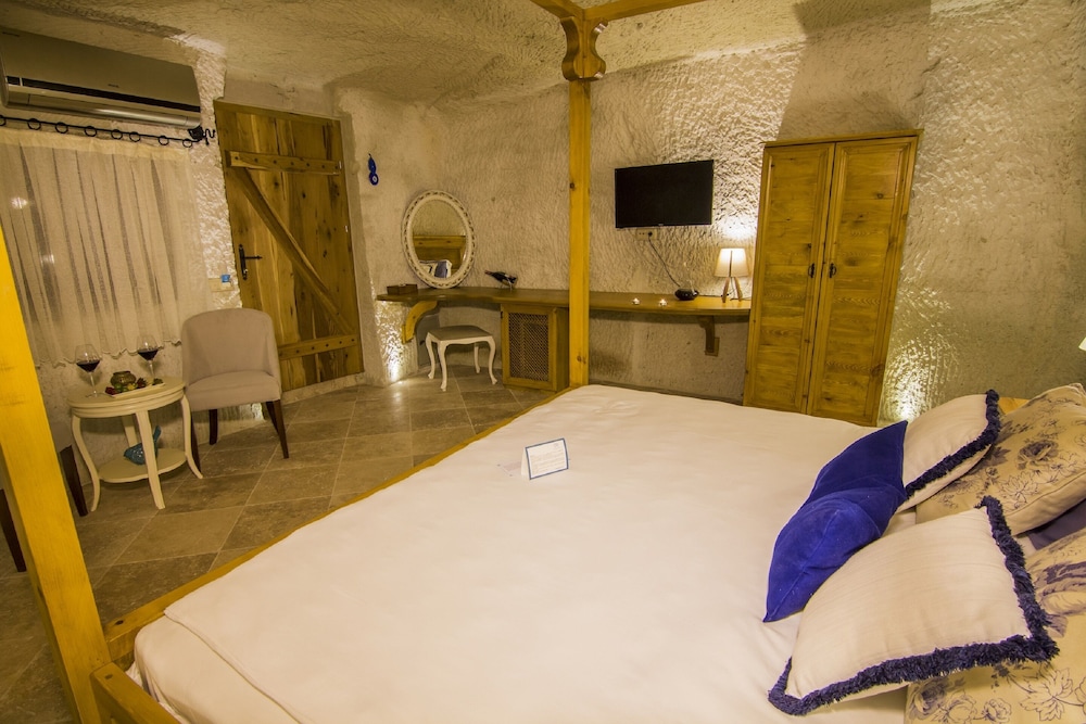 Cave, Garden, Spa, Suite, Double Bed