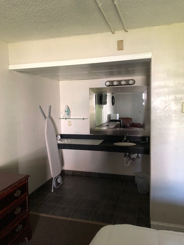 New Bedford Inn Suites 9/69