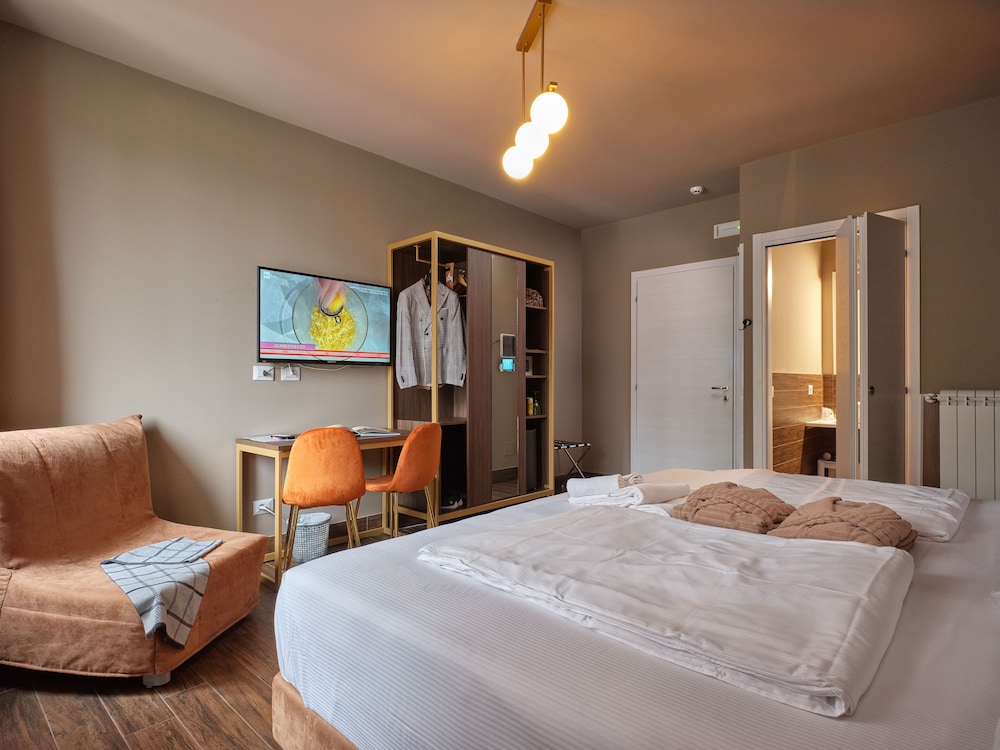 ROOM, TRIPLE