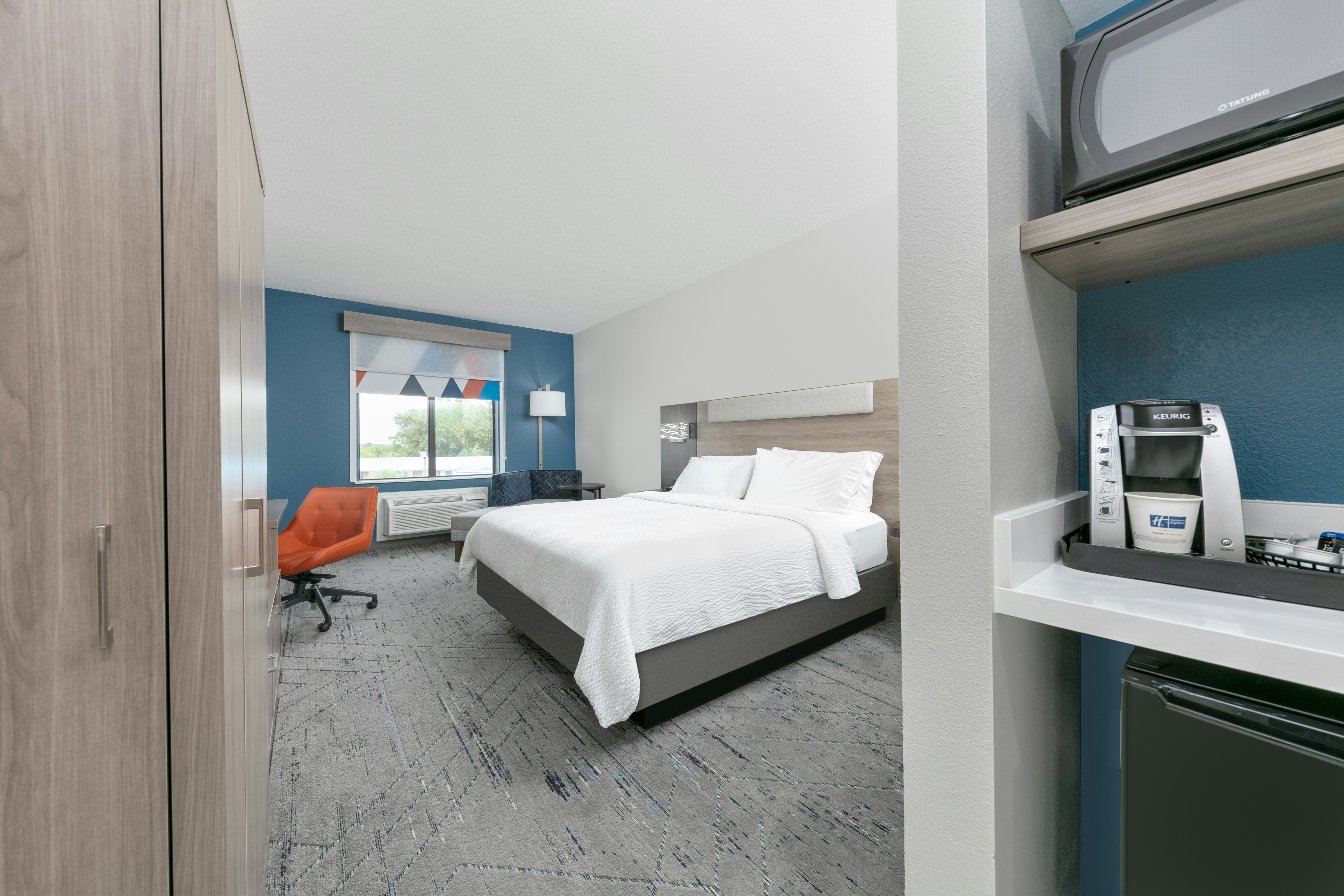 Holiday Inn Express Hotel & Suites Winnie 62/63