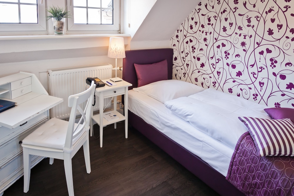 غرفة قياسية مفردة بسرير فردي