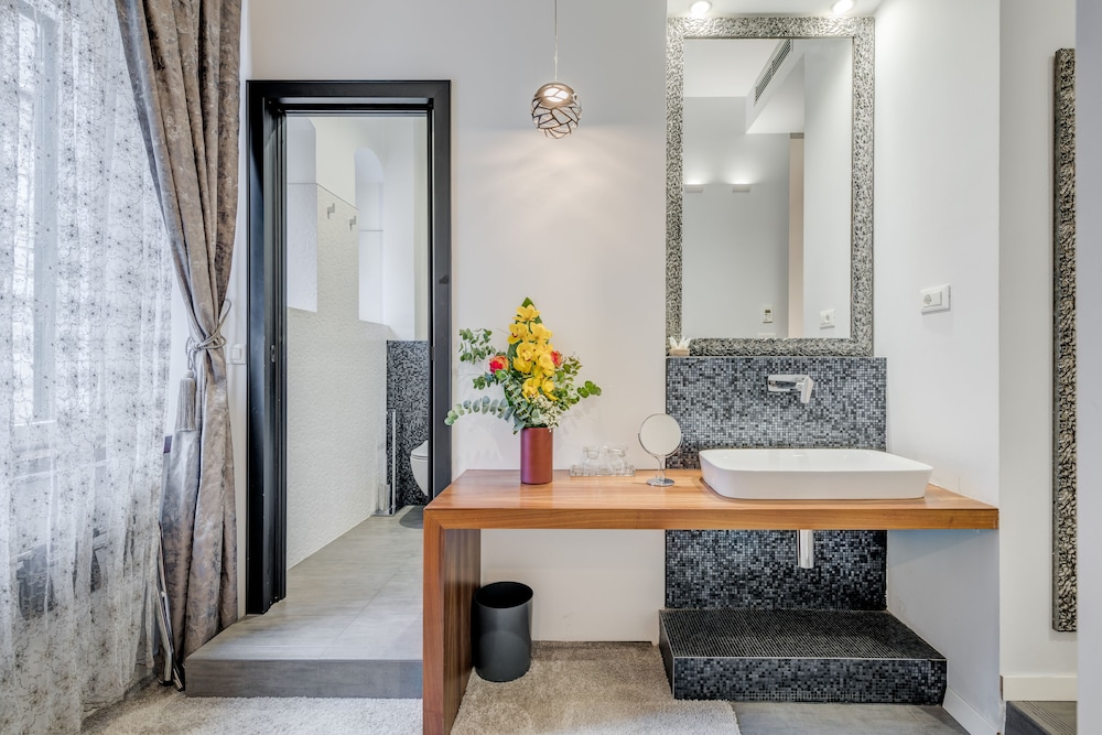 Starlight Luxury Suites 5/40