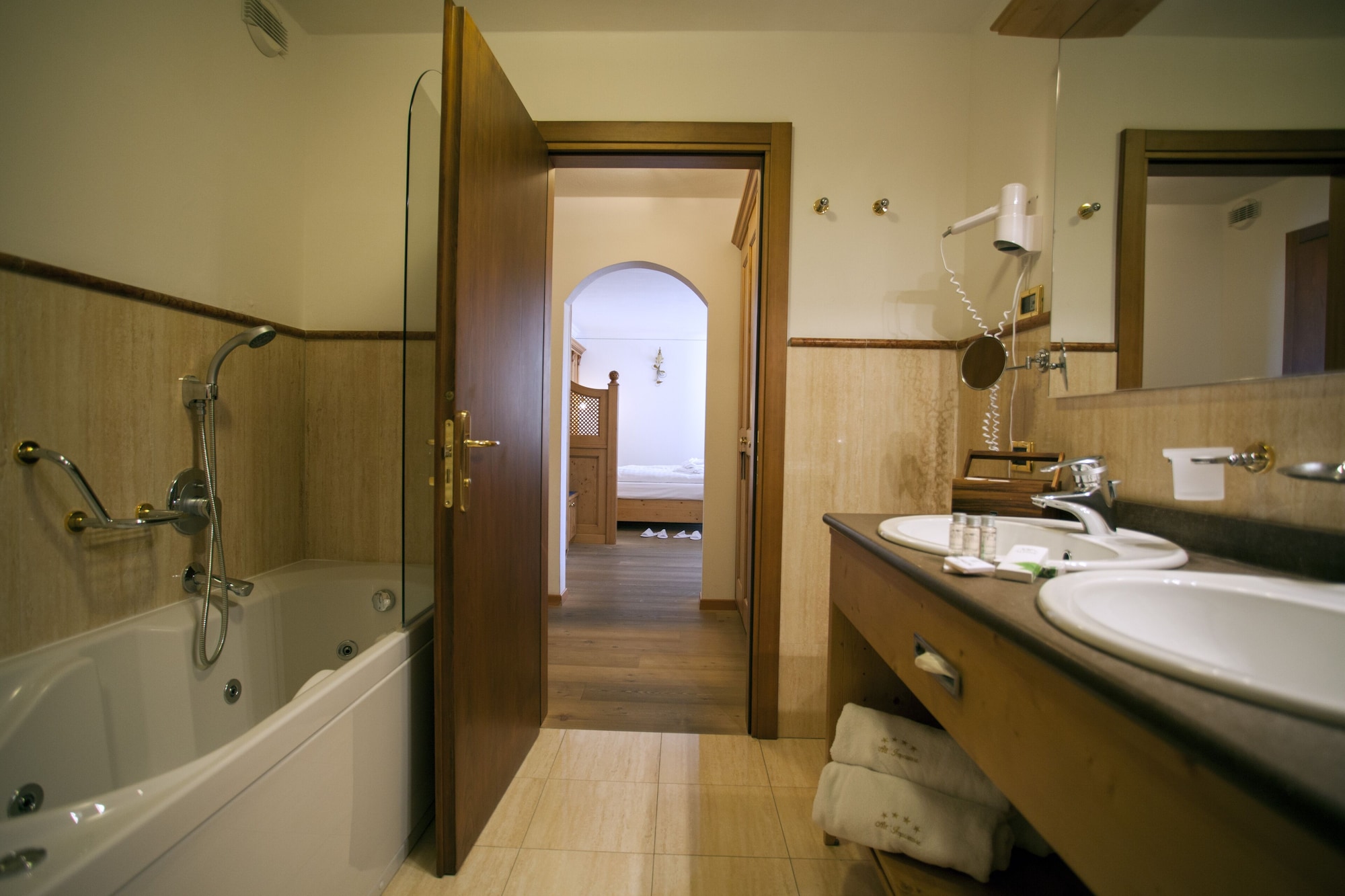 غرفة عائلية رباعية بسريرين منفصلين، Hotel Chalet all Imperatore 4/5