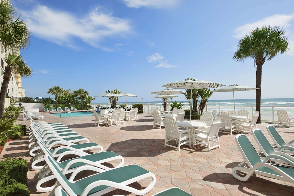 Days Inn by Wyndham Daytona Oceanfront 5/37