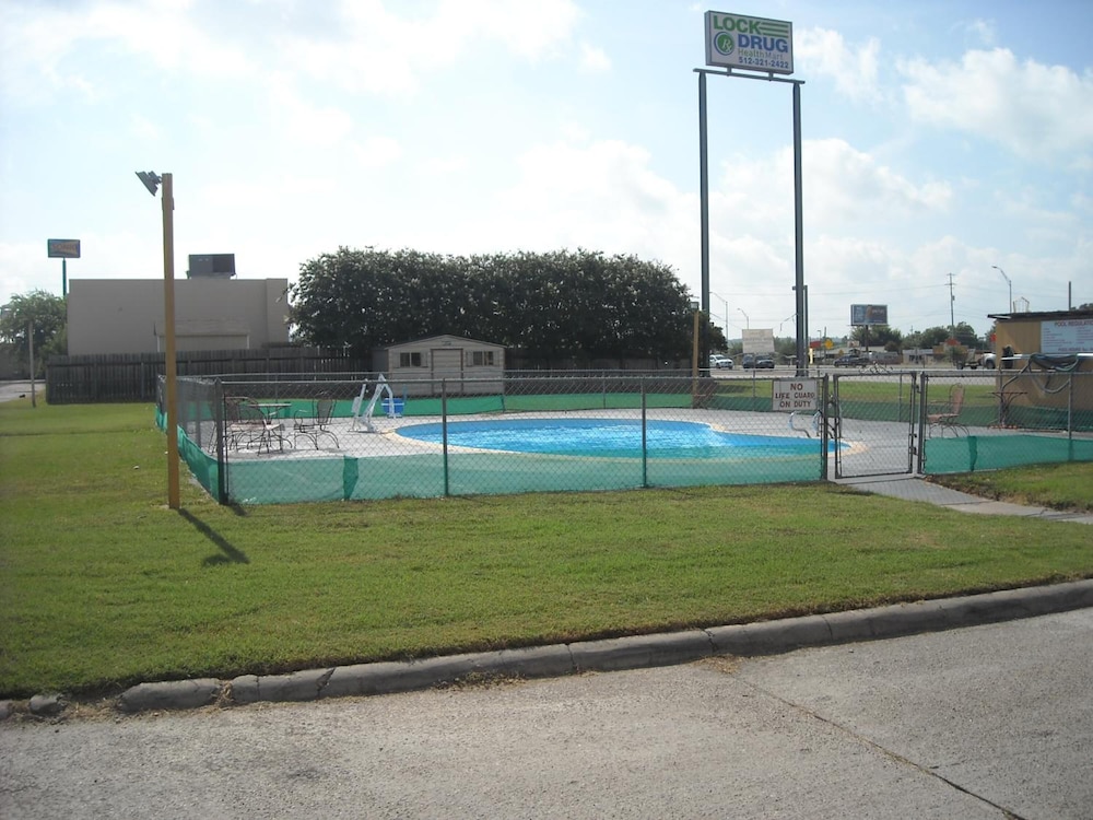 Tropicana Motel 21/28