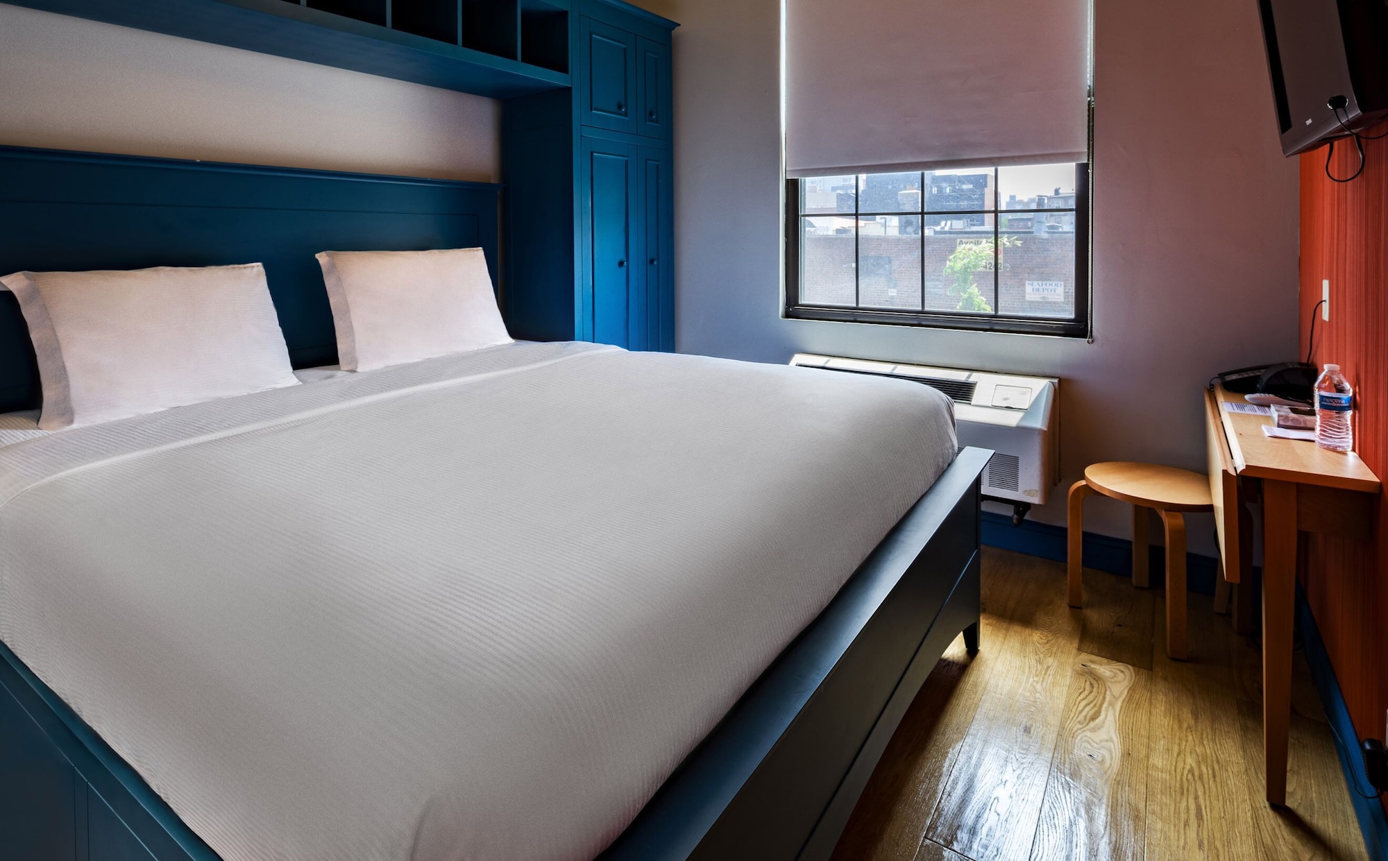 STANDARD, QUEEN BED