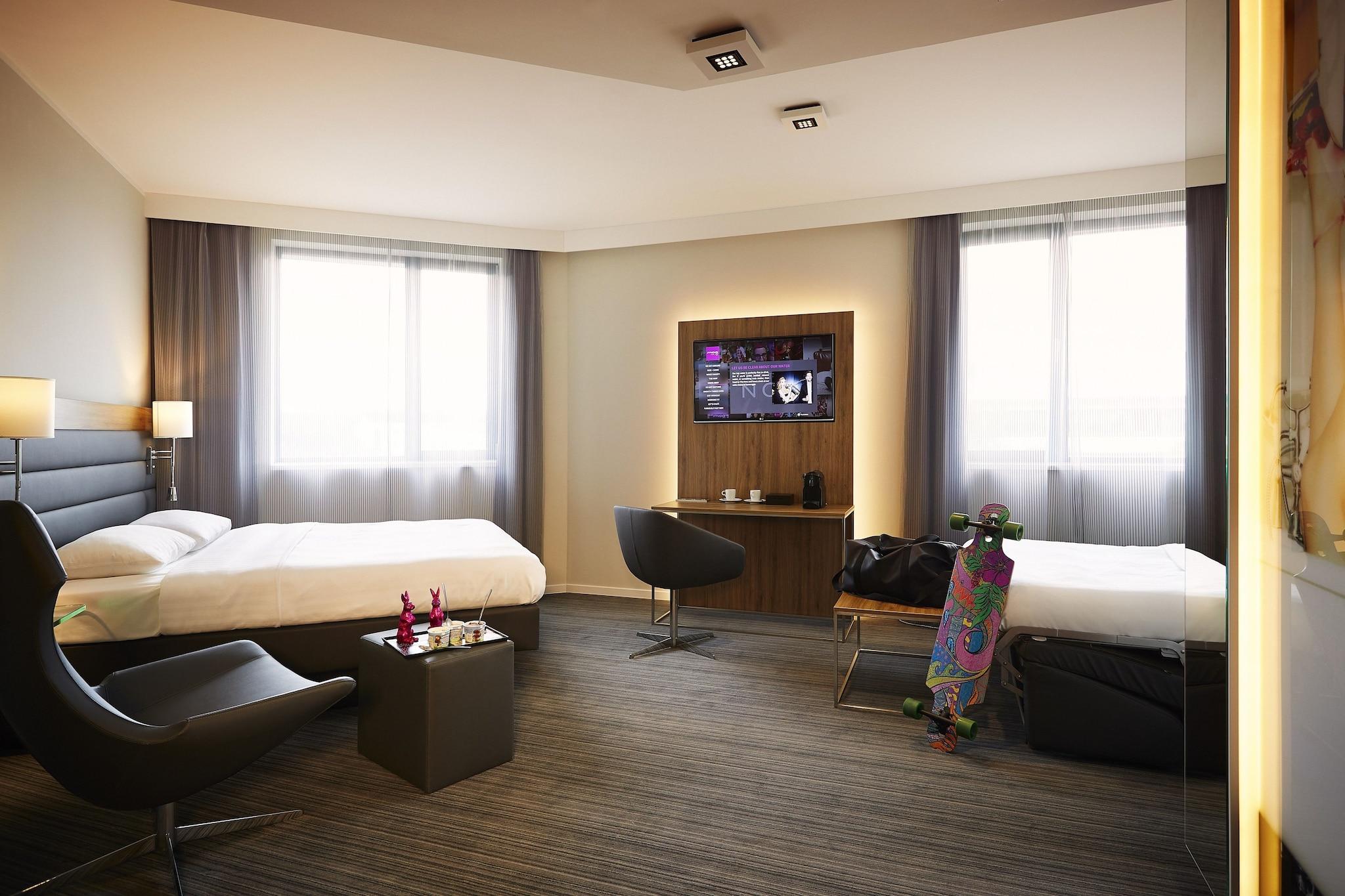 Family, Queen Bed