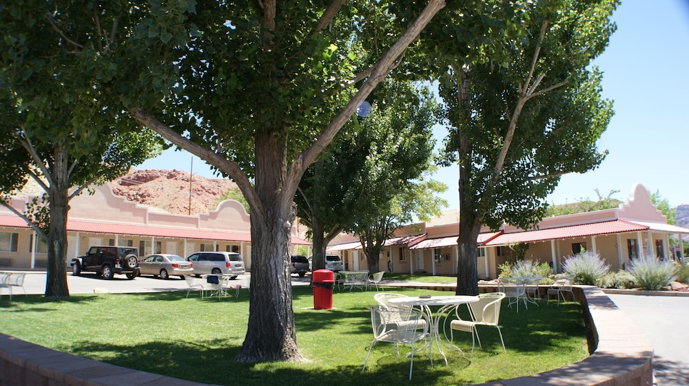 Adventure Inn & Motel 37/43