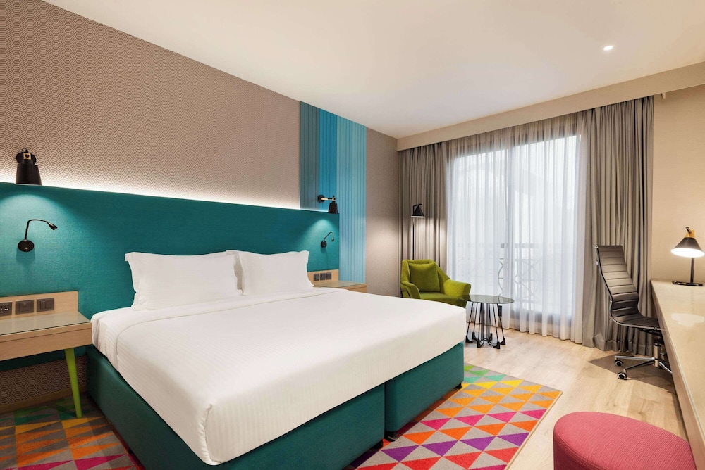 DELUXE, KING BED
