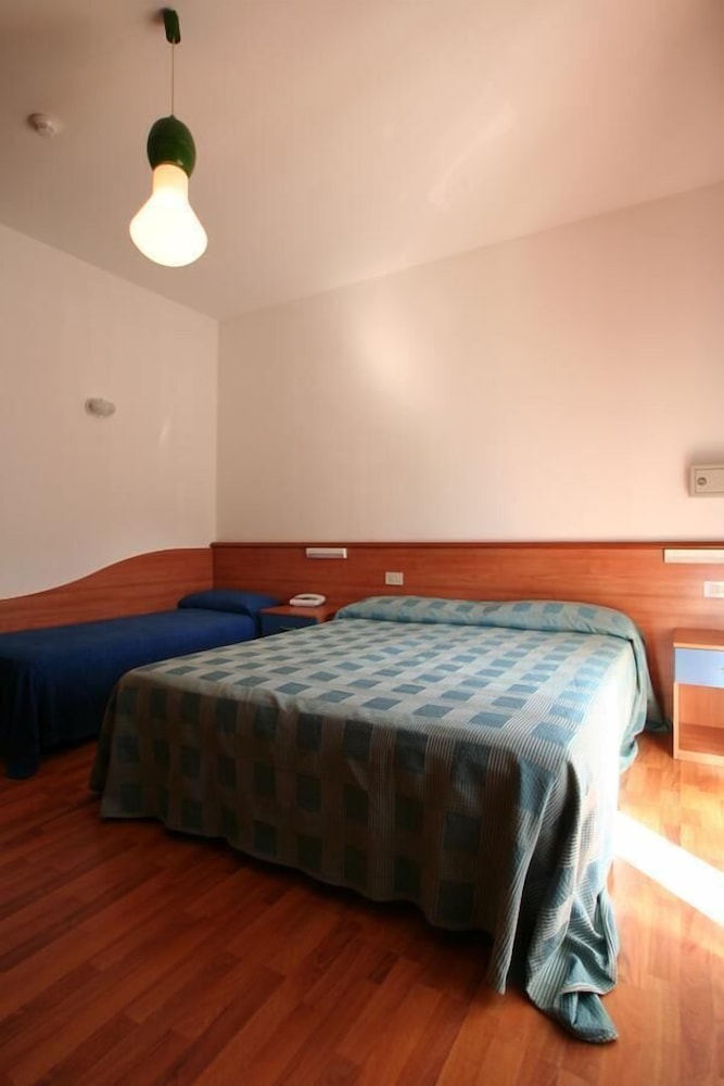 Hotel Midi 7/37
