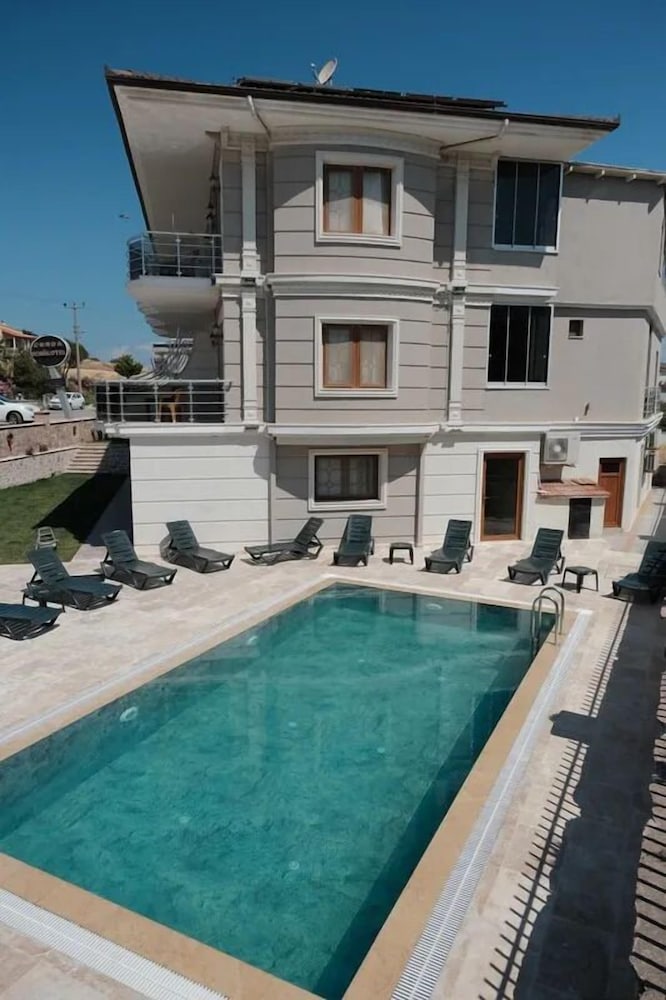 Cunda Demir Hotel 18/20