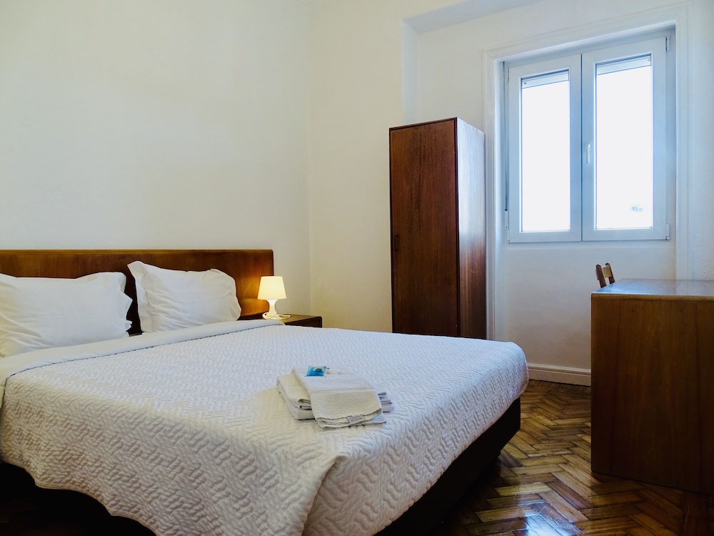 ROOM, SINGLE