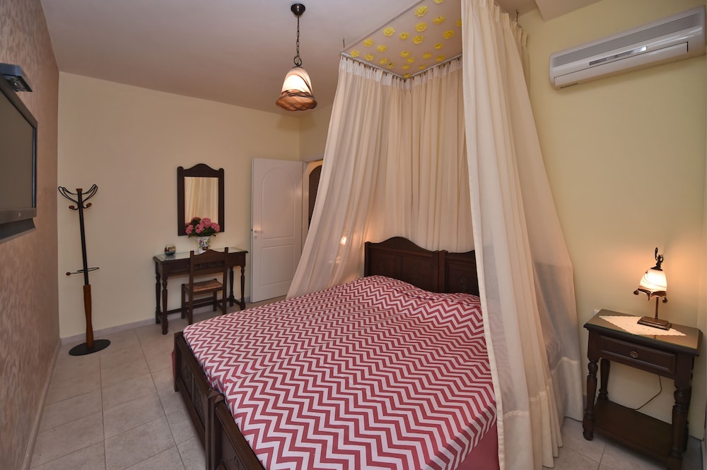 DELUXE, APARTMENT, OUTDOOR JETTED TUB
