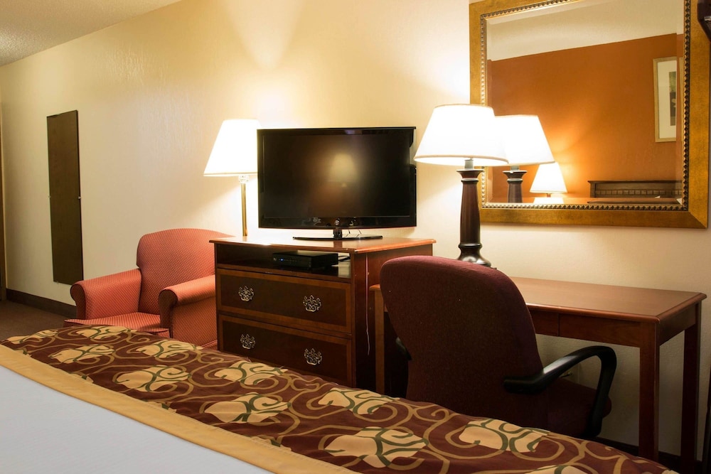 Rodeway Inn Muskegon Airport MI 27/33