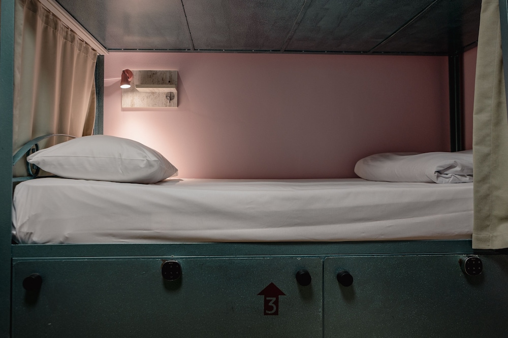 Agora Guesthouse & Hostel 30/70