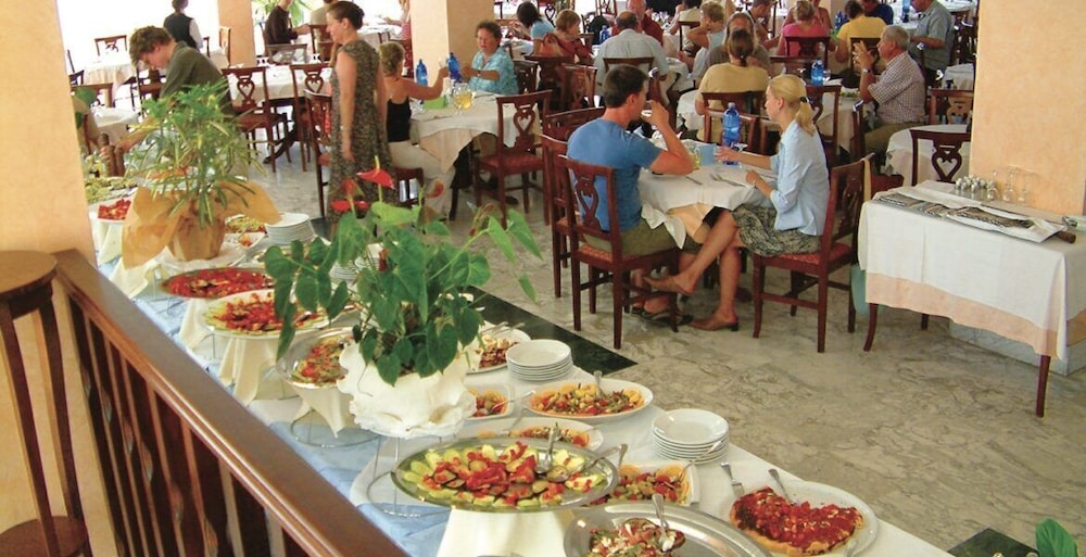 Club Malaspina Hotel and Resort 35/54