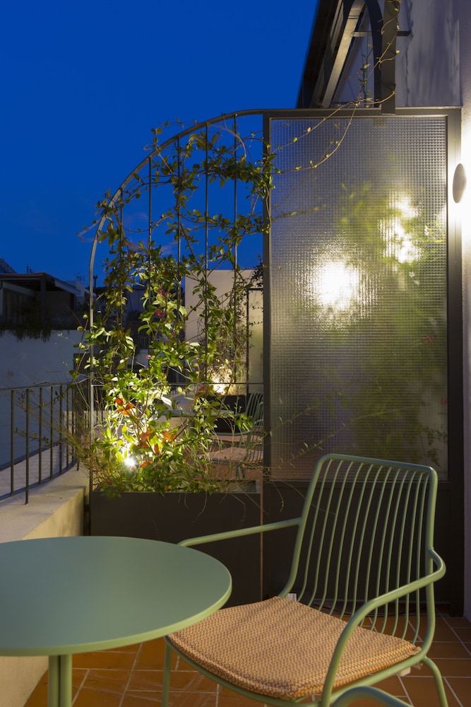 L'Avventura Athens 37/50
