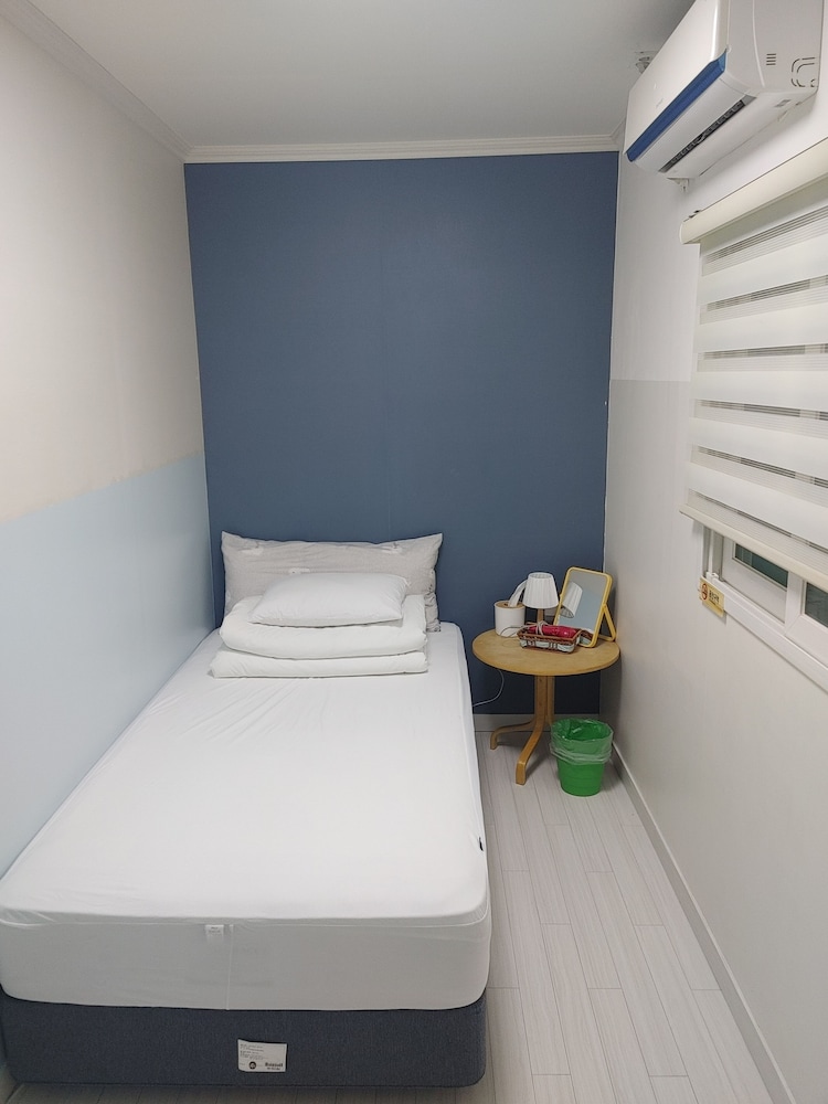 1 BEDROOM, SINGLE
