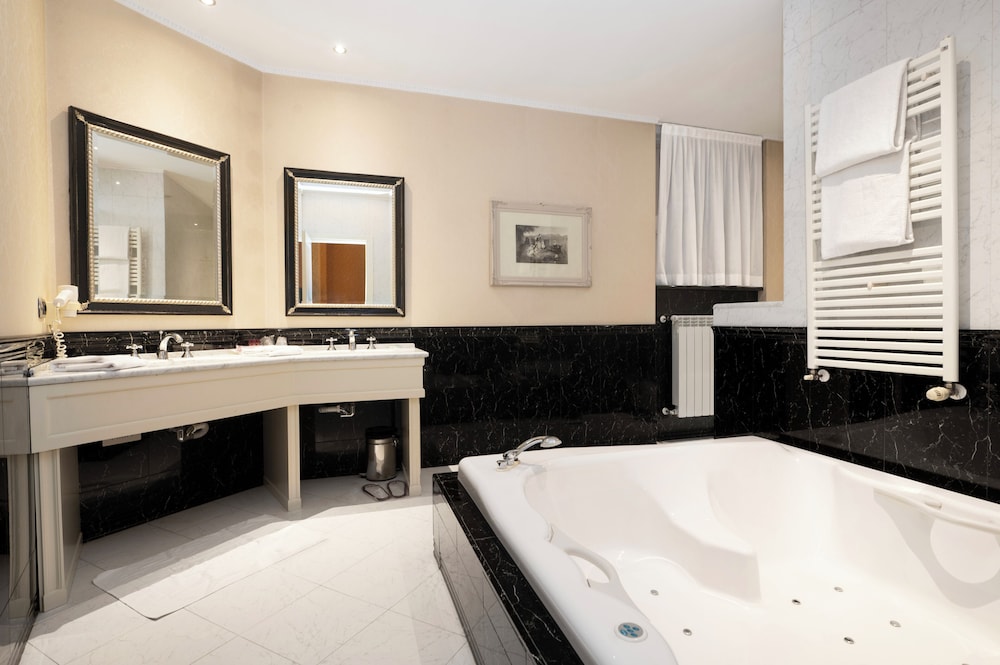 Maxim Hotel 36/40