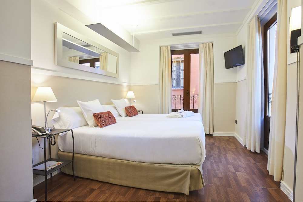 ROOM, DOUBLE BED