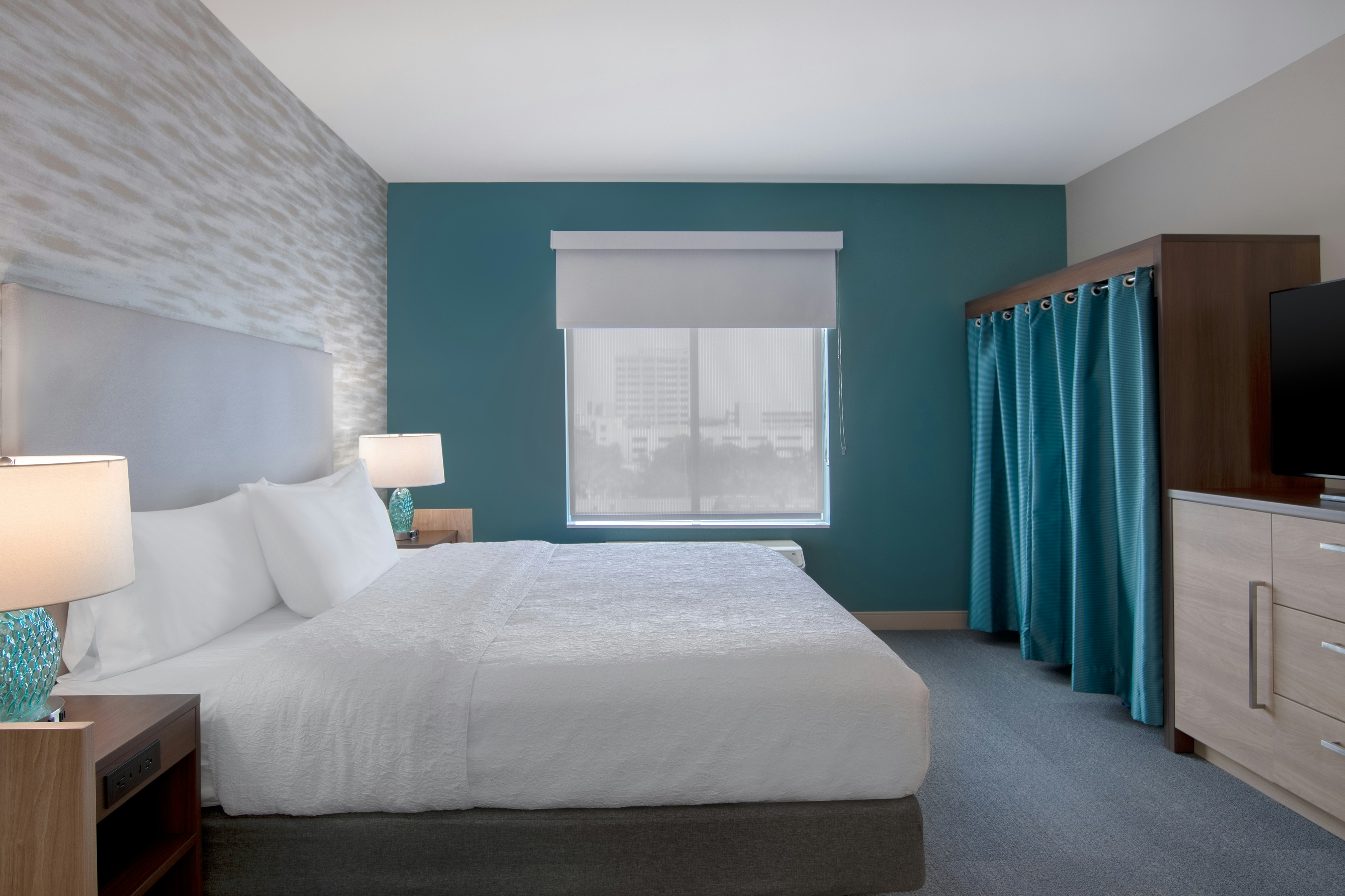 SUITE, KING BED, ACCESSIBLE
