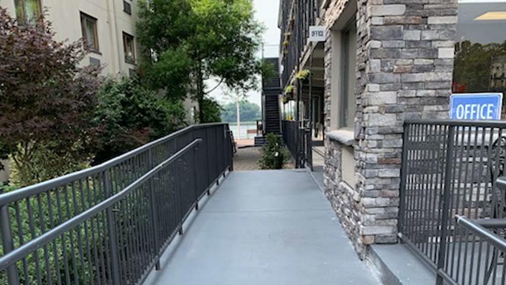 Airport Waterfront Inn 6/59