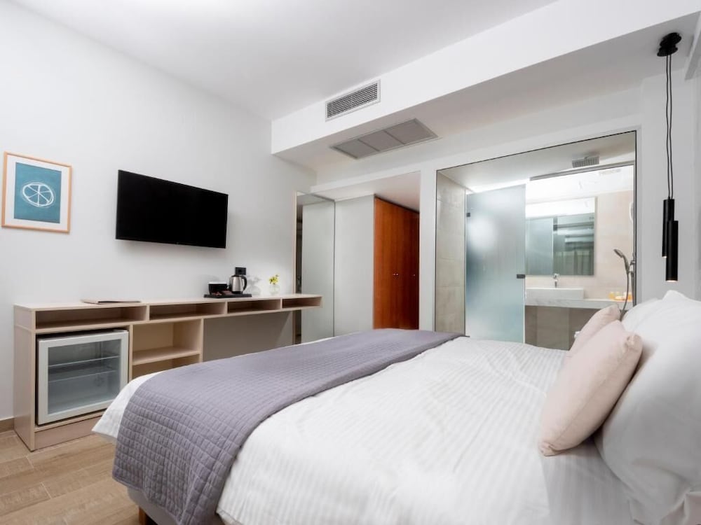 Athena Hotel 12/44