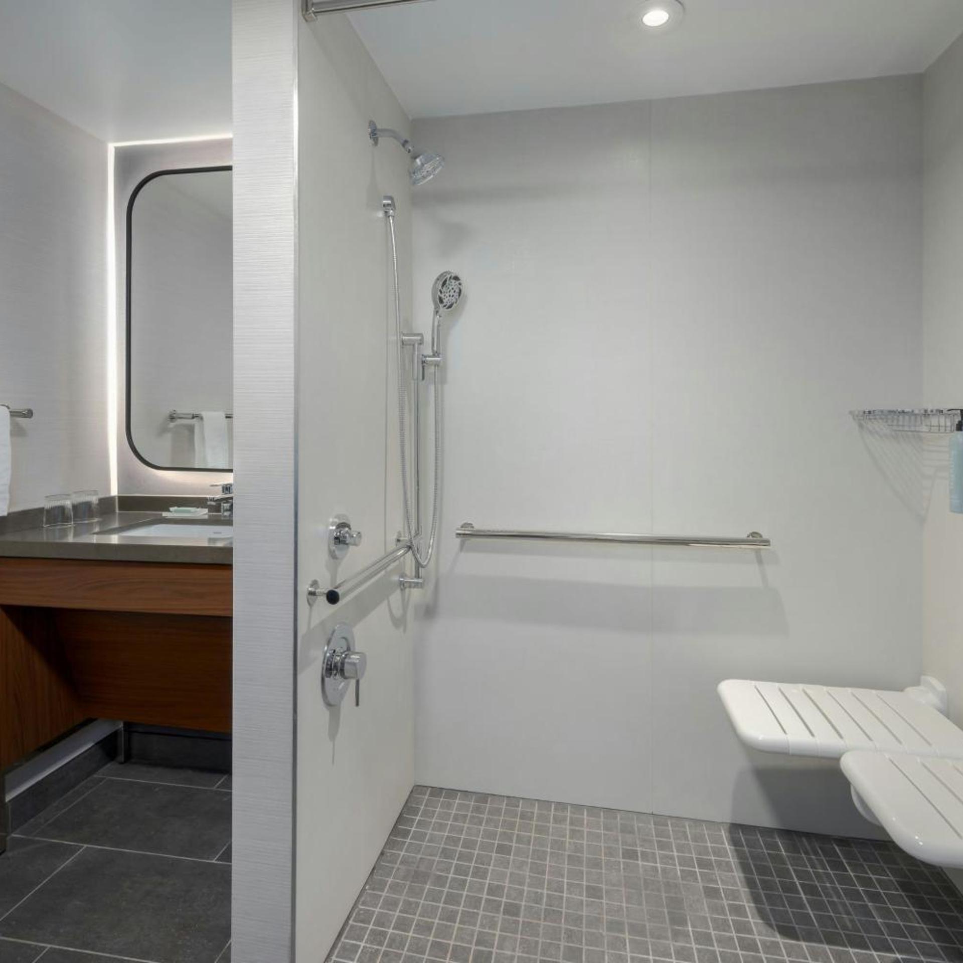 غرفة بسريرين كوين بحوض استحمام لذوي الإعاقة، Courtyard Athens Downtown 2/5