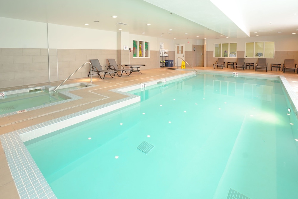 Fairfield Inn & Suites by Marriott Airdrie 30/54