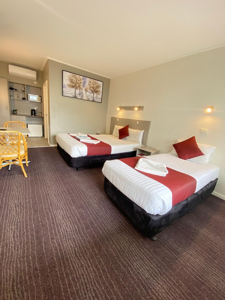 1 Bedroom, Economy, 1 Queen and 1 Single Bed, Private Bathroom, Courtyard Area