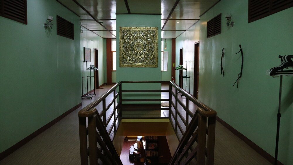 Lolo Oyong Pension House 37/39