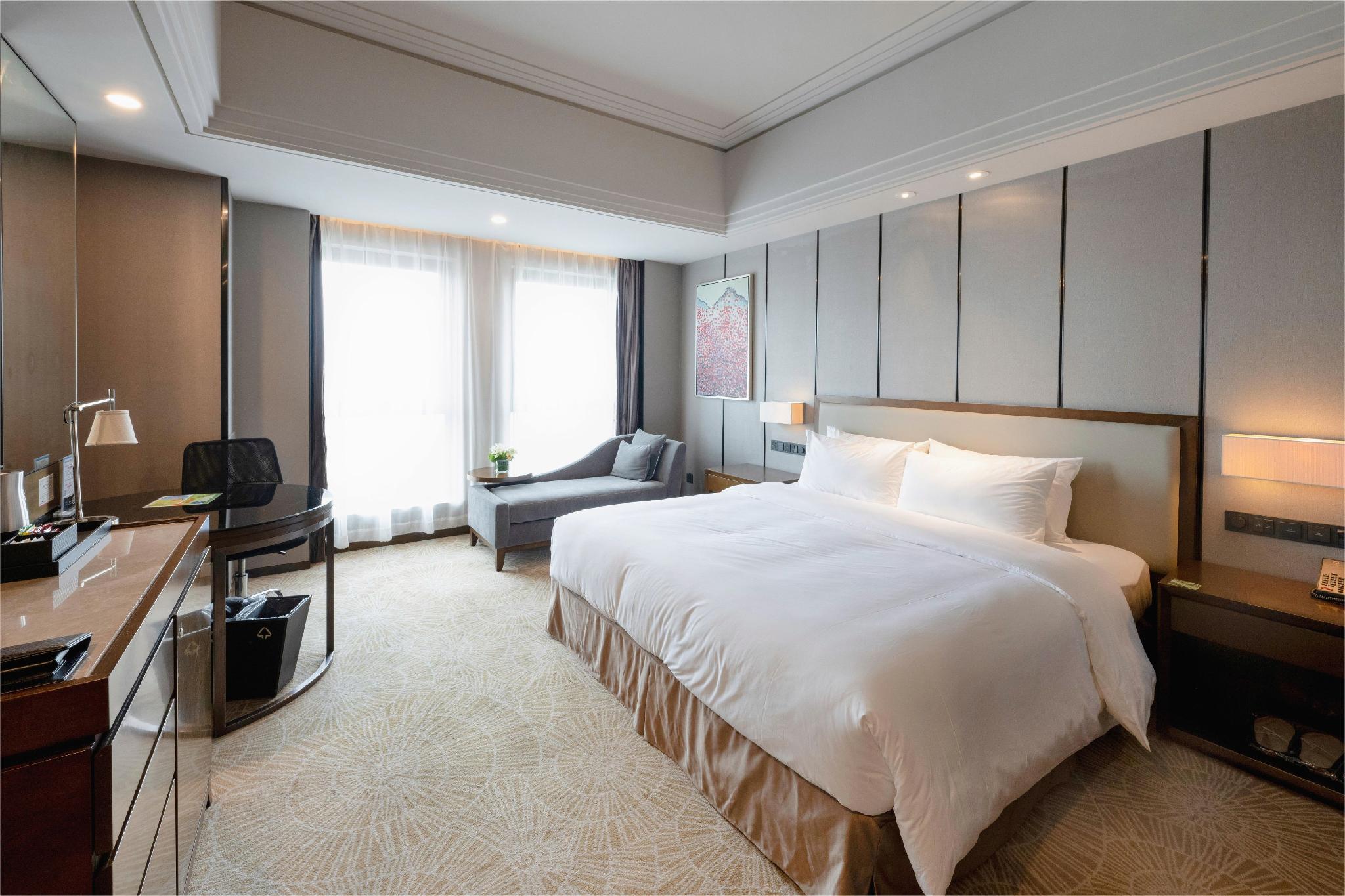Club, King Bed