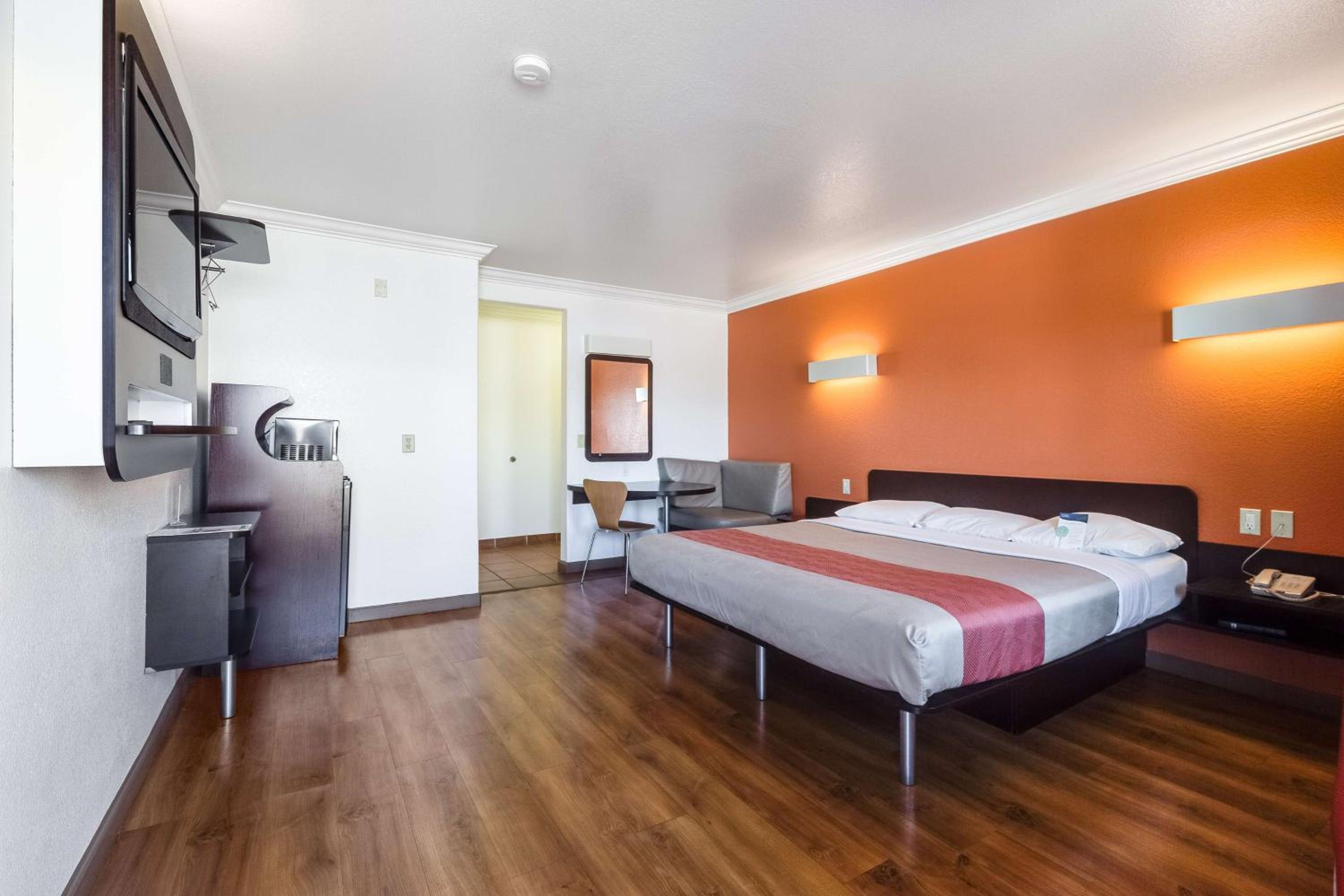 DELUXE, KING BED, SMOKING
